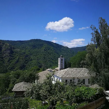 Πανσιόν Family Byalata Kashta 3*